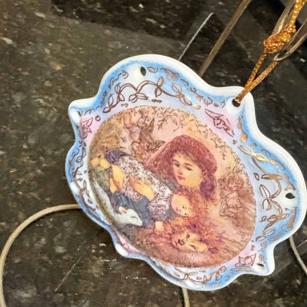 Decorative ornament- Edna Hibel- “The Wonder of Peace” - Picture 6 of 6